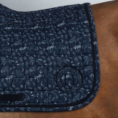 Mantilha azul escura acolchoada com padrão de folhas e bordado, colocada sobre cavalo castanho