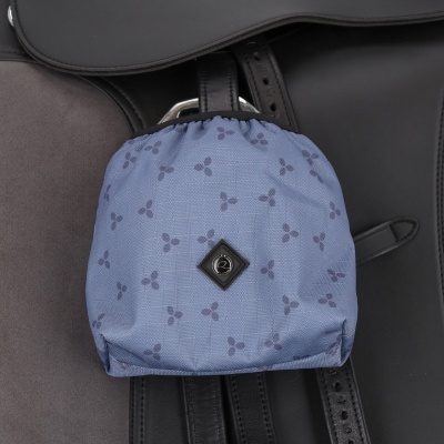 Saco azul claro com padrão de triângulos escuros numa sela de cavalo preta