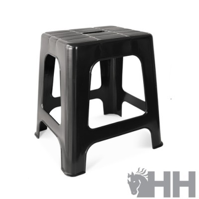 Banco plástico preto quadrado com padrão de quadrados no topo e aberturas laterais