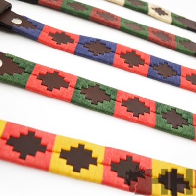 Pulseiras de tecido coloridas com padrões geométricos