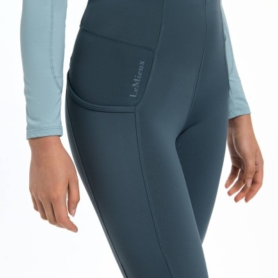 Calças justas azul escuro com bolso lateral e texto LeMieux