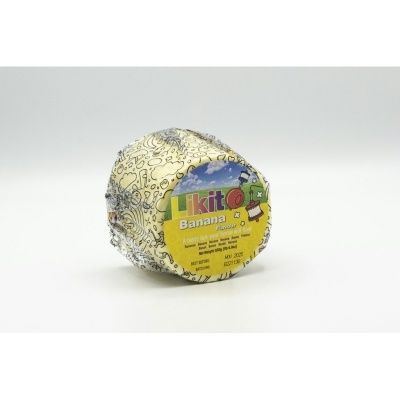 Embalagem redonda de produto para cavalos com etiqueta amarela e padrão preto e branco.