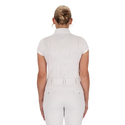 Pessoa vista de costas com blusa branca e calças brancas