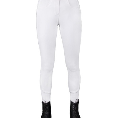 Calças brancas justas com botões e botas pretas.