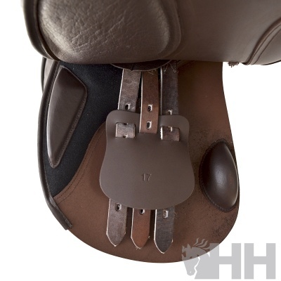 Sela de equitação em couro castanho e preto com número 17