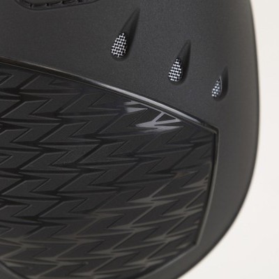 Detalhe de capacete preto mate com textura geométrica e padrão quadriculado