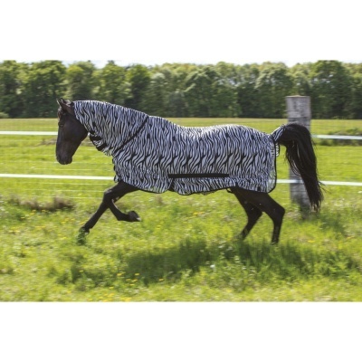 Cavalo com roupa zebrada a correr num campo verde