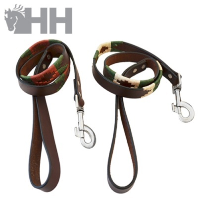 Duas trelas para cães castanhas com padrão colorido e mola metálica sobre fundo branco e logótipo