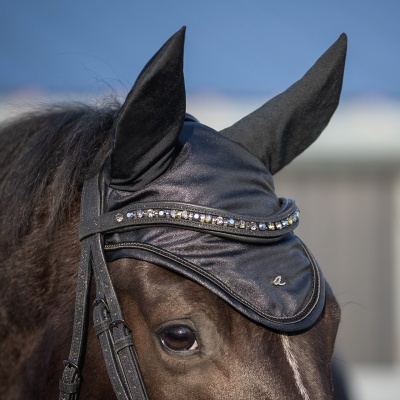 Capuz preto para cavalo com orelhas e decoração de pedras coloridas