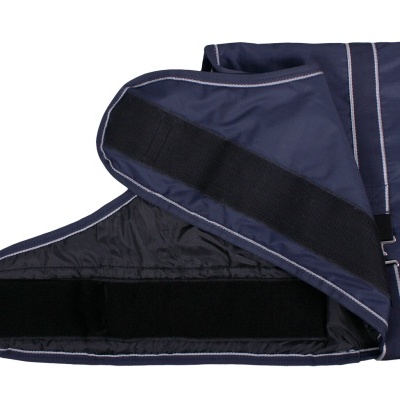 capa ou manta azul escuro com velcro e costuras cinzentas