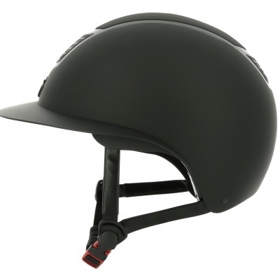 Capacete de proteção preto fosco com aba curta e fecho ajustável