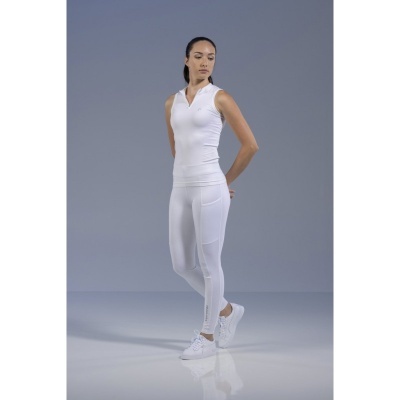 Mulher com roupa desportiva branca em fundo cinzento