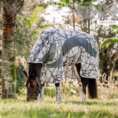 Cavalo com cobertor cinzento e padrão abstracto a pastar em relva