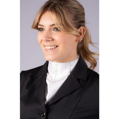 Blazer preto com gola decorada e camisa branca de gola alta com pedras