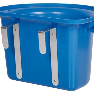 Recipiente de plástico azul com tampa e barras metálicas