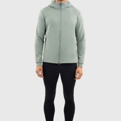 Homem com casaco verde claro e calças pretas