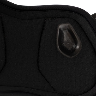 Equipamento acolchoado preto com encaixe plástico preto