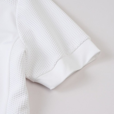 Manga curta branca com textura em relevo e punho liso