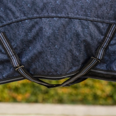 Tecido azul escuro camuflado com fitas e fivelas metálicas