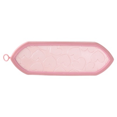 Prancha de passar roupa rosa com padrão de corações em relevo