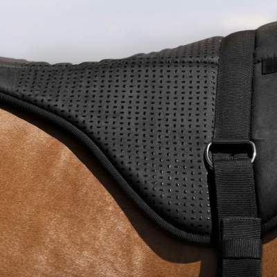 Sela preta para cavalo com textura perfurada e cinta ajustável
