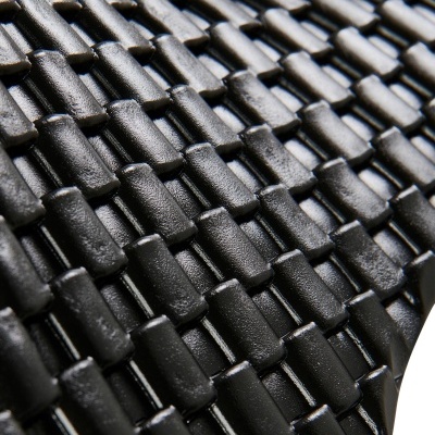 Padrão trançado preto com tiras brilhantes e textura rugosa
