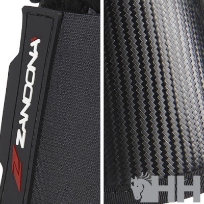 Etiqueta preta com texto ZANDONA e padrão preto texturizado tipo fibra de carbono com logótipo HH