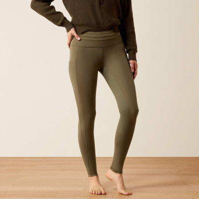 Leggings verdes justas com bolso lateral e padrão texturizado em fundo neutro