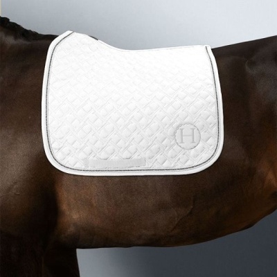Manta branca para sela de cavalo com monograma H e padrão acolchoado