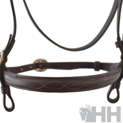 Freio de cavalo em couro castanho escuro com costuras e argolas douradas
