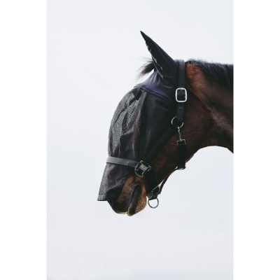 Máscara preta de proteção para cavalo, material respirável, tiras ajustáveis, cavalo castanho de perfil