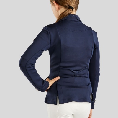 Blazer azul escuro feminino com detalhes em tecido pontilhado e calças brancas visto de costas