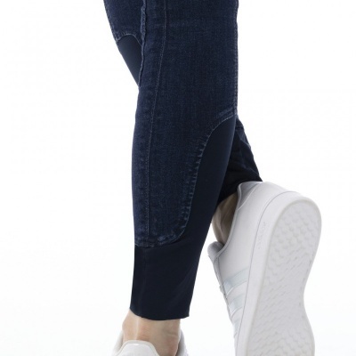 Leggings azuis escuras com detalhes pretos, usadas com sapatilhas brancas