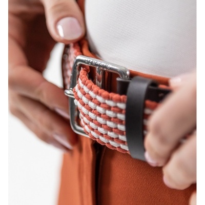 Cinto trançado vermelho e branco com fivela metálica.