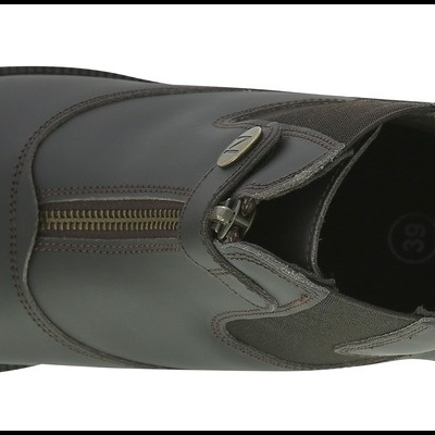 Sapato masculino preto em couro com fecho de correr dourado visto de cima