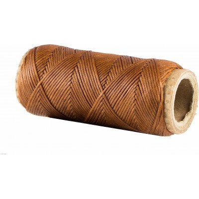 Carretel de fio castanho enrolado em tubo de cartão