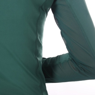 Camisa de manga comprida verde escura com textura lisa e costuras visíveis.