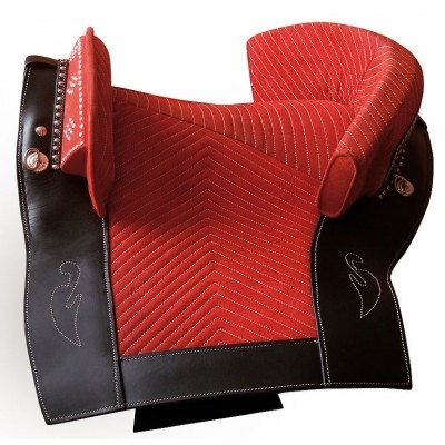 Sela de cavalo couro castanho escuro e vermelho com costura branca e detalhe metálico