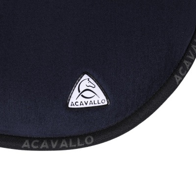 Tapete de sela azul escuro ACAVALLO com bordas pretas e logótipo triangular