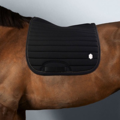 Tapete de sela preto em tecido sobre cavalo castanho