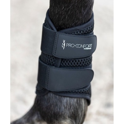 Proteção preta para perna de cavalo com ajuste em velcro e texto PRO-CONFORT HORSEWARE