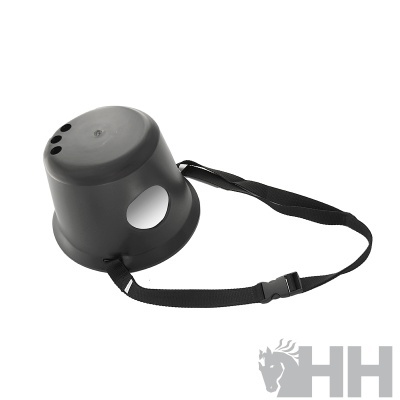 balde cinza com cinta preta e orifícios