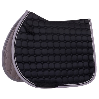 Tapete para sela preto acolchoado com bordas cinzentas em ambiente branco