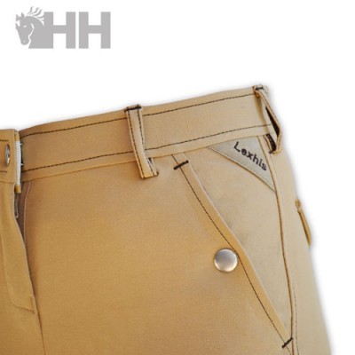 Calças bege com bolso lateral e botão metálico, etiqueta Lexthis, fundo branco com logo HH