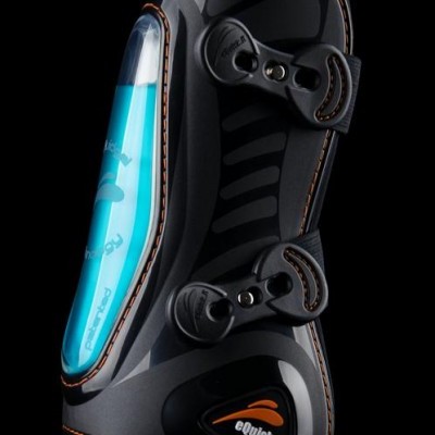 Protector desportivo preto com plástico azul e fivelas