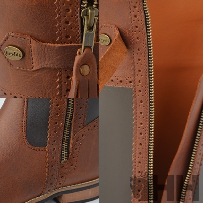 Botas de pele castanha com fecho dourado e detalhes em pele preta