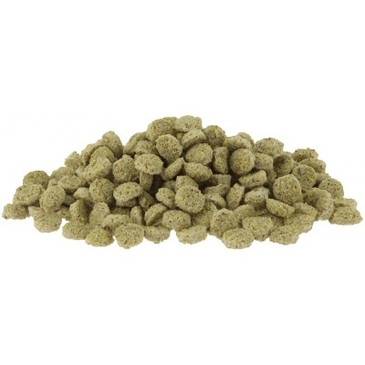 Pedaços verdes de ração animal em fundo branco