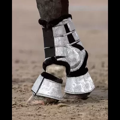 Caneleiras e botas de proteção prateadas com pelúcia preta em patas de cavalo