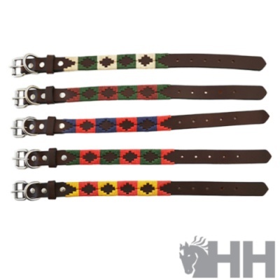 Cinco cintos para cães com padrão colorido bordado e fivela metálica num fundo branco