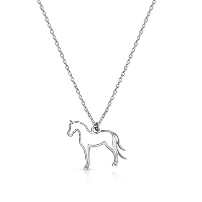 Colar com pendente em forma de cavalo prateado em fundo branco